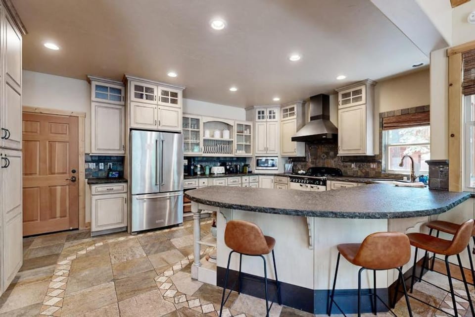 Exquisite Mountain Refuge - Gourmet Kitchen Pool Table & Forest-View Deck House in Truckee