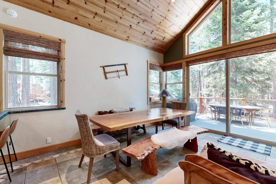 Exquisite Mountain Refuge - Gourmet Kitchen Pool Table & Forest-View Deck House in Truckee