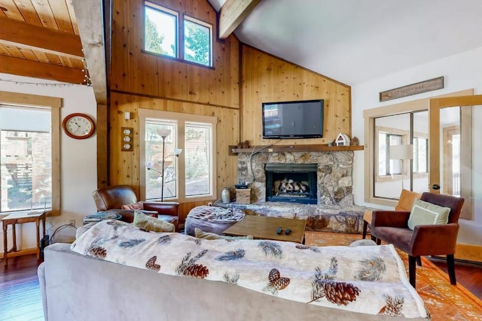 Rustic-Chic Retreat with Loft & Awesome Tahoe Donner Recreation Amenities House in Truckee
