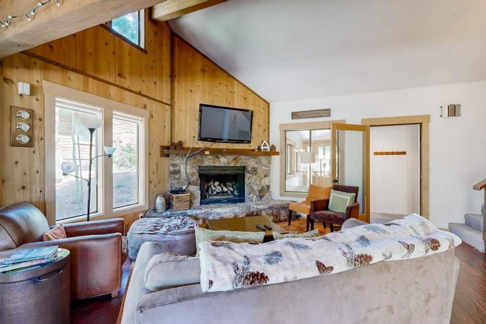 Rustic-Chic Retreat with Loft & Awesome Tahoe Donner Recreation Amenities House in Truckee
