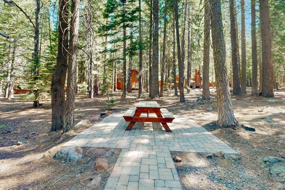 Modern cabin with golf course & 5-star amenity access nearby Cabin in Truckee