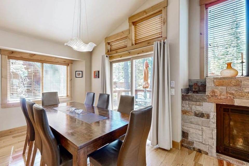 Modern cabin with golf course & 5-star amenity access nearby Cabin in Truckee