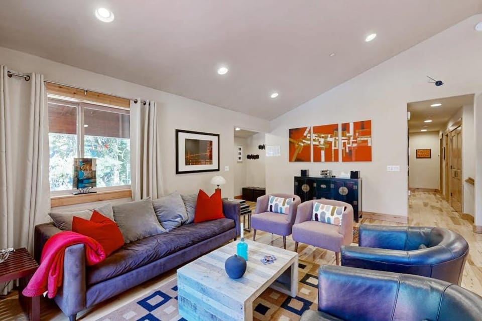 Modern cabin with golf course & 5-star amenity access nearby Cabin in Truckee