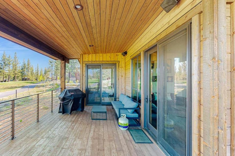 Grays Crossing Estate - Chefs Kitchen 3-Car Garage & Huge Wraparound Deck House in Truckee