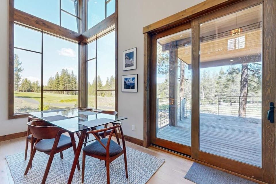 Grays Crossing Estate - Chefs Kitchen 3-Car Garage & Huge Wraparound Deck House in Truckee