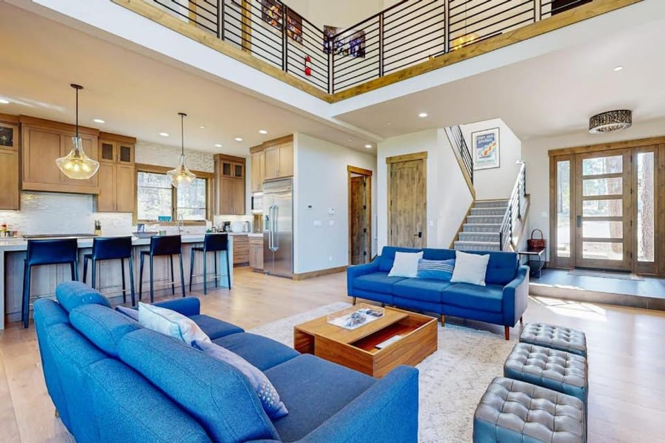 Grays Crossing Estate - Chefs Kitchen 3-Car Garage & Huge Wraparound Deck House in Truckee
