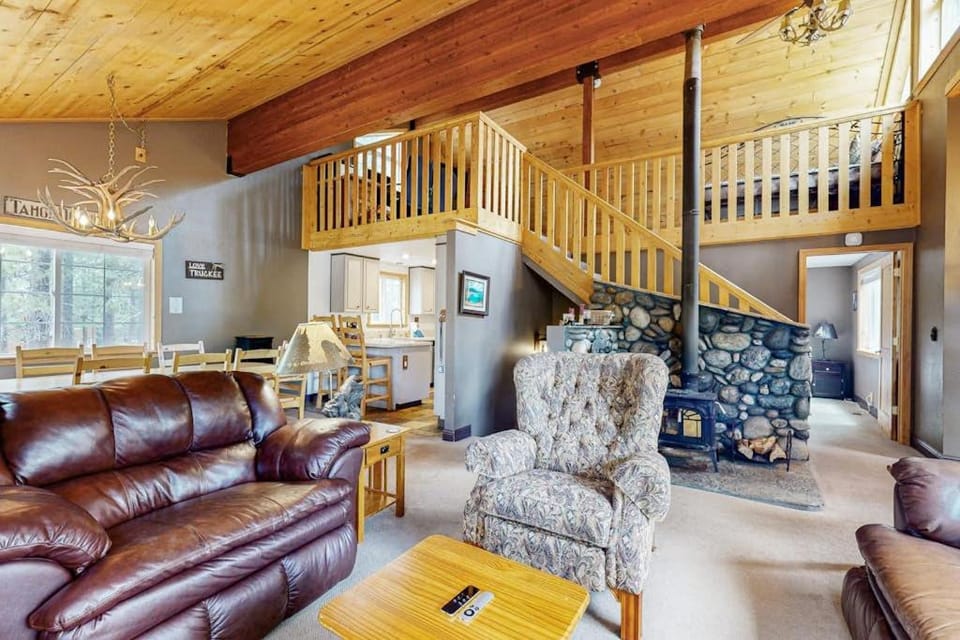 Lodge-Inspired Home Near 5-Star Tahoe Donner Facilities & Ski Resorts House in Truckee