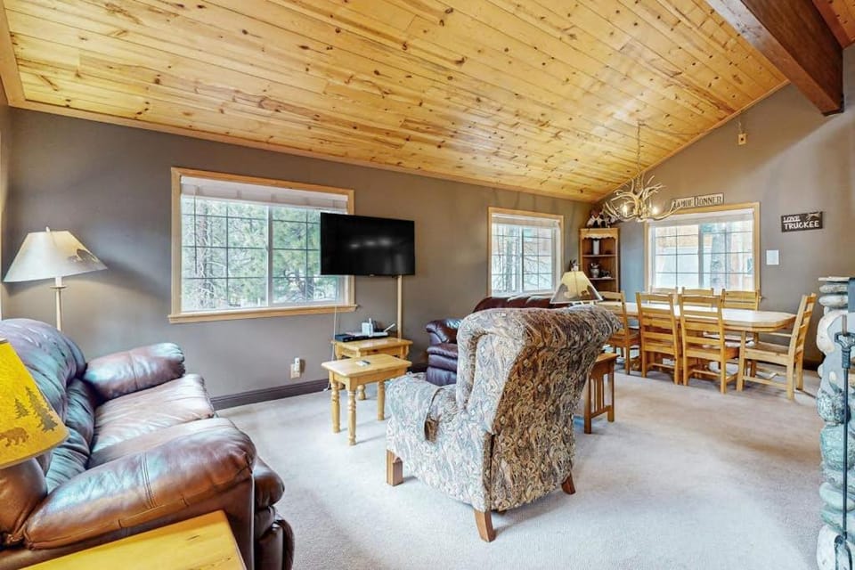 Lodge-Inspired Home Near 5-Star Tahoe Donner Facilities & Ski Resorts House in Truckee