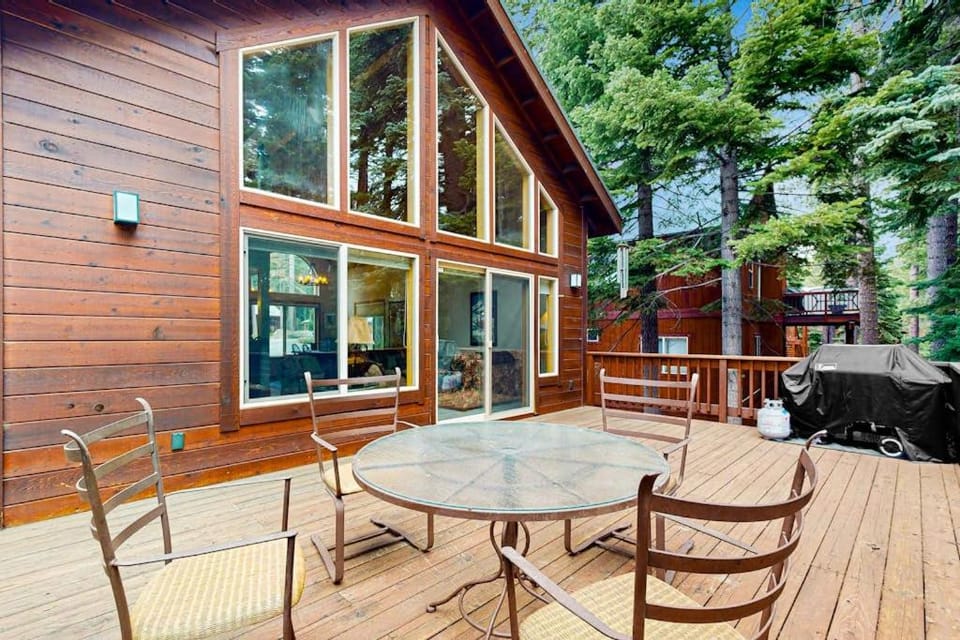 Spacious & Sunny Tahoe Donner Home - Enjoy Access to 5-Star Amenities House in Truckee