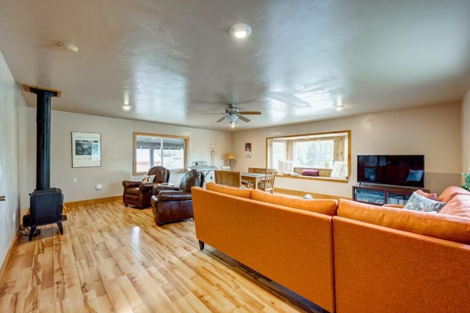 Home with private hot tub 2 fireplaces & W&D - drive minutes to hiking golf House in Truckee