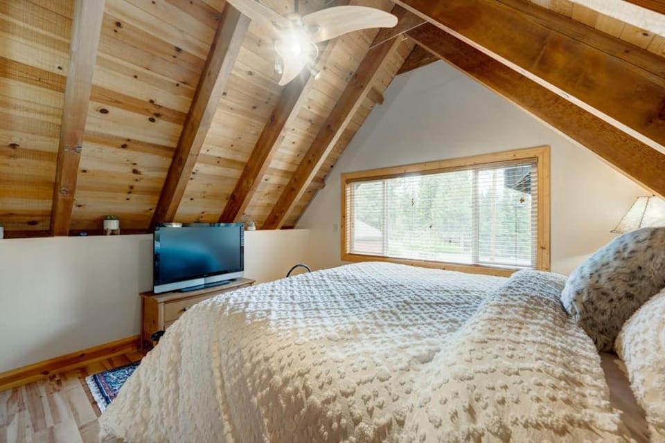 Home with private hot tub 2 fireplaces & W&D - drive minutes to hiking golf House in Truckee