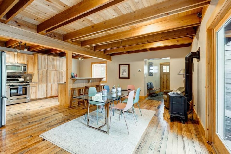 Home with private hot tub 2 fireplaces & W&D - drive minutes to hiking golf House in Truckee