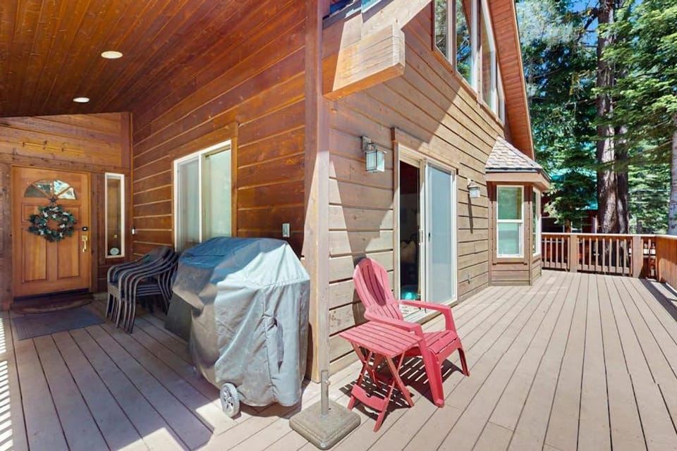 Cozy family-friendly home with wood-burning fireplace loft desk & pool access House in Truckee