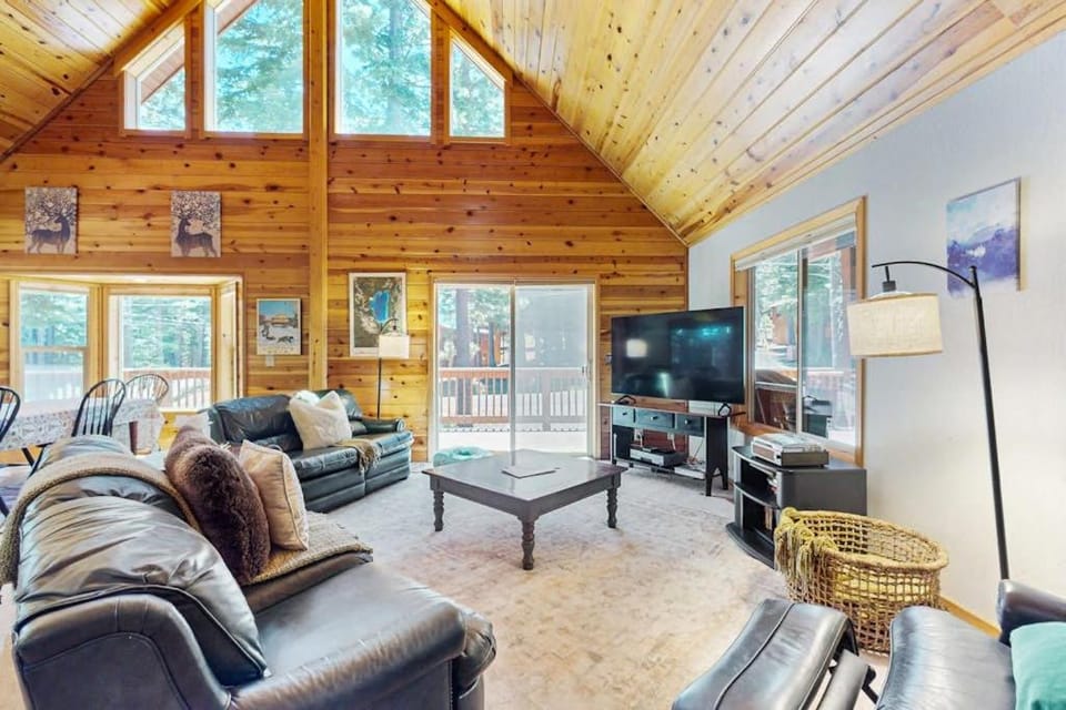 Cozy family-friendly home with wood-burning fireplace loft desk & pool access House in Truckee