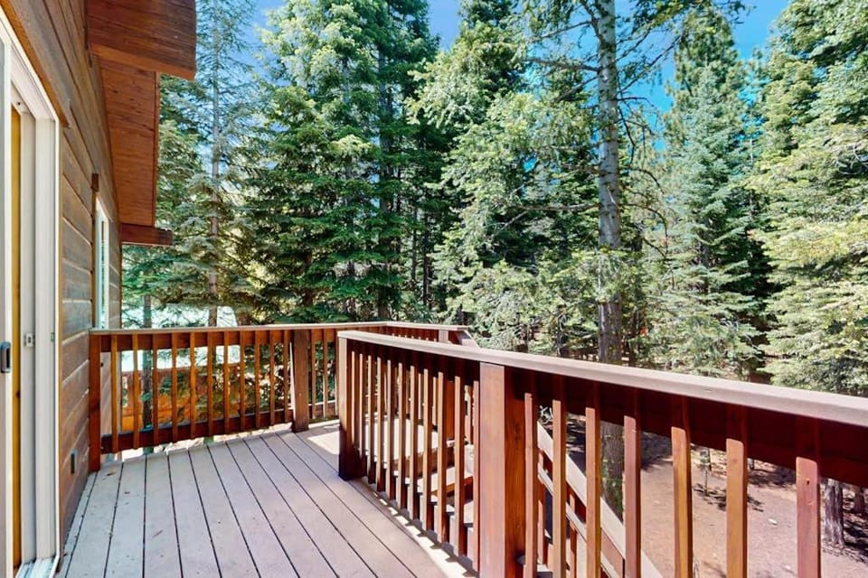 Cozy family-friendly home with wood-burning fireplace loft desk & pool access House in Truckee