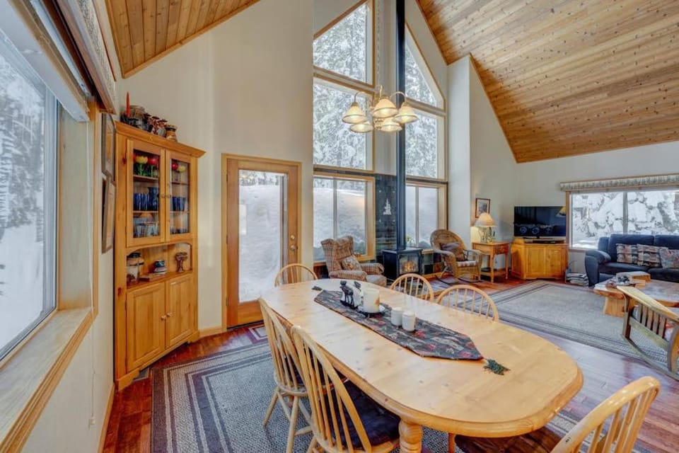 Charming Tahoe Donner home with 2 fireplaces & washer&dryer House in Truckee