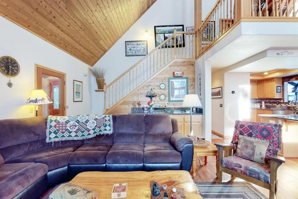 Charming Tahoe Donner home with 2 fireplaces & washer&dryer House in Truckee