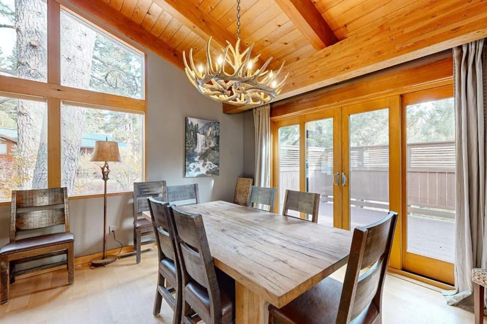 Serene home with fireplace wood stove kitchen W&D hot tub & gas grill House in Sierra Nevada