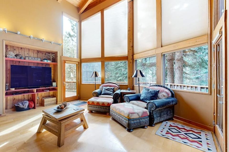 Serene home with fireplace wood stove kitchen W&D hot tub & gas grill House in Sierra Nevada