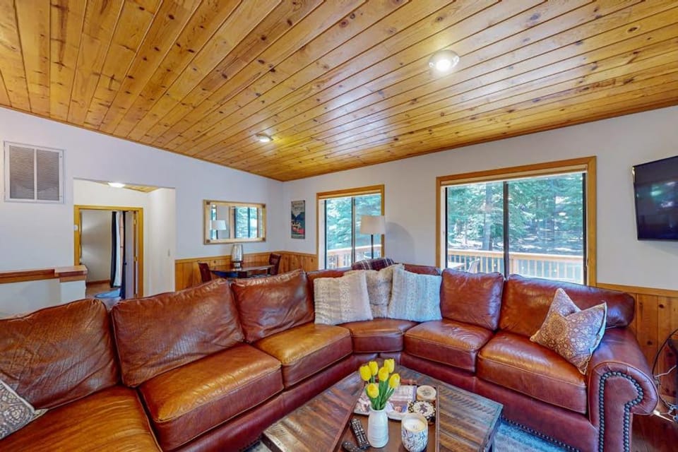 Lovely mountain home with skiing pool hot tub fast WiFi & washer&dryer House in Truckee