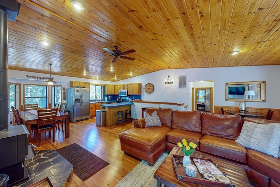 Lovely mountain home with skiing pool hot tub fast WiFi & washer&dryer House in Truckee