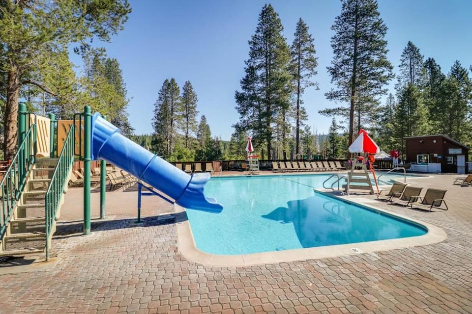 Lovely mountain home with skiing pool hot tub fast WiFi & washer&dryer House in Truckee