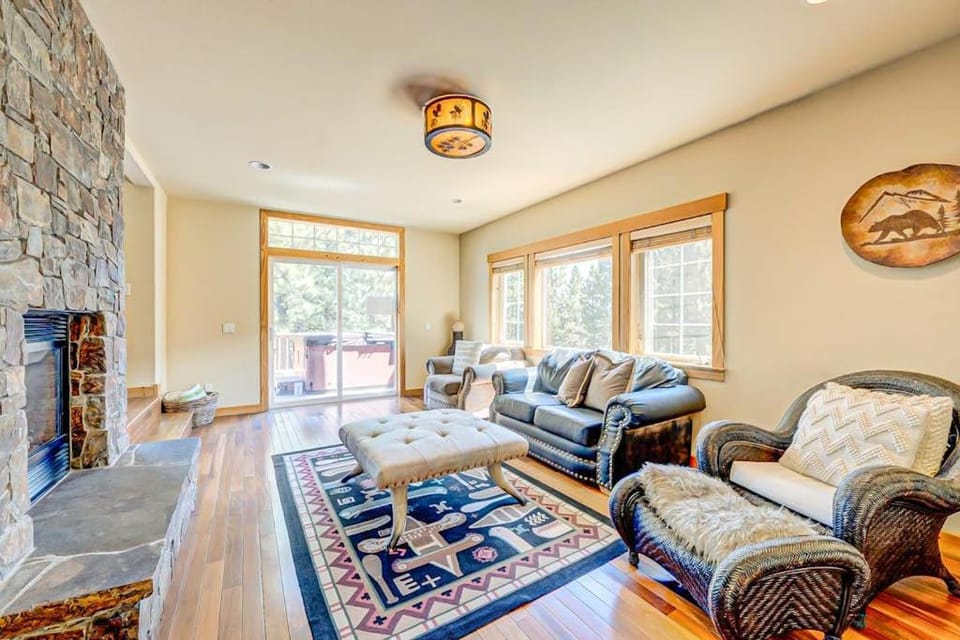 Spacious Tahoe Donner retreat with private hot tub - near trails slopes & golf House in Truckee