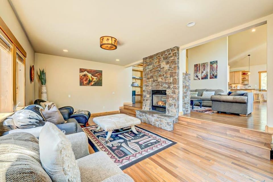 Spacious Tahoe Donner retreat with private hot tub - near trails slopes & golf House in Truckee