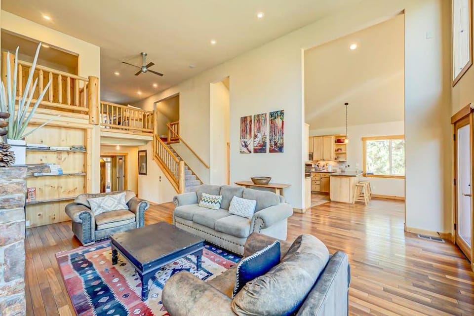 Spacious Tahoe Donner retreat with private hot tub - near trails slopes & golf House in Truckee