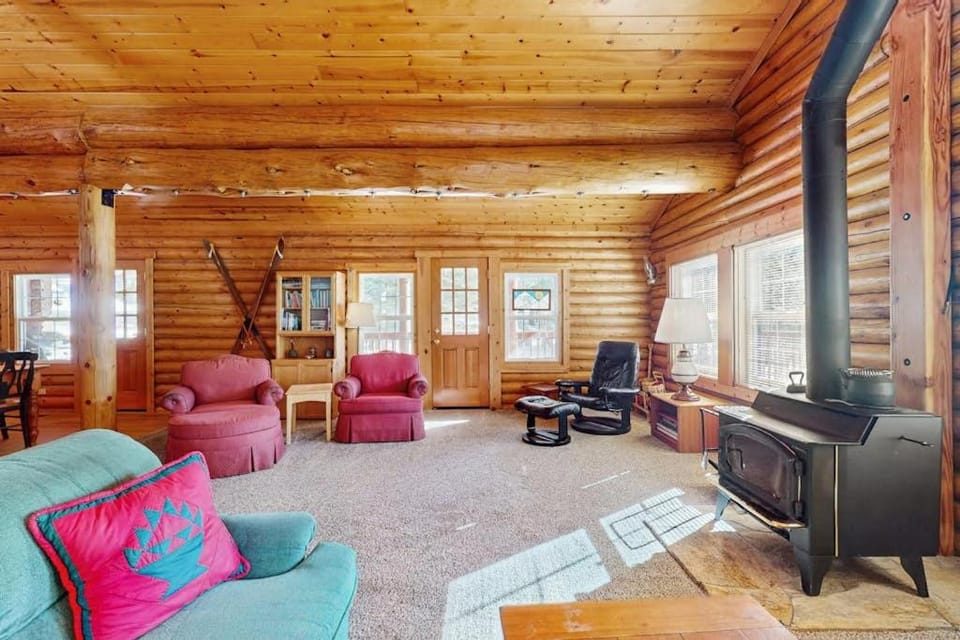 Log Cabin across from Adventure Center 10 min to Truckee & Lake Donner wifi Cabin in Truckee