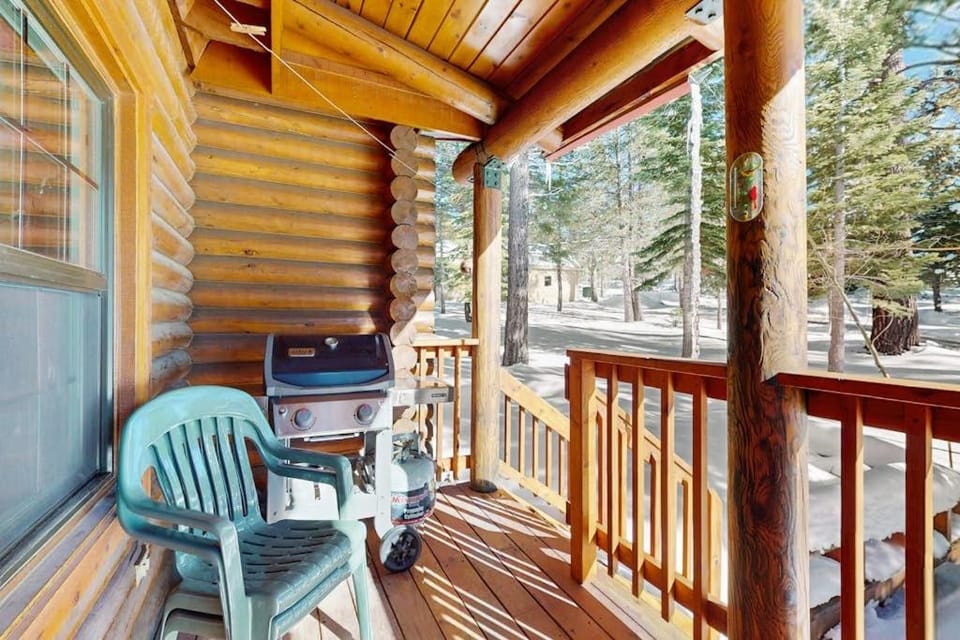 Log Cabin across from Adventure Center 10 min to Truckee & Lake Donner wifi Cabin in Truckee