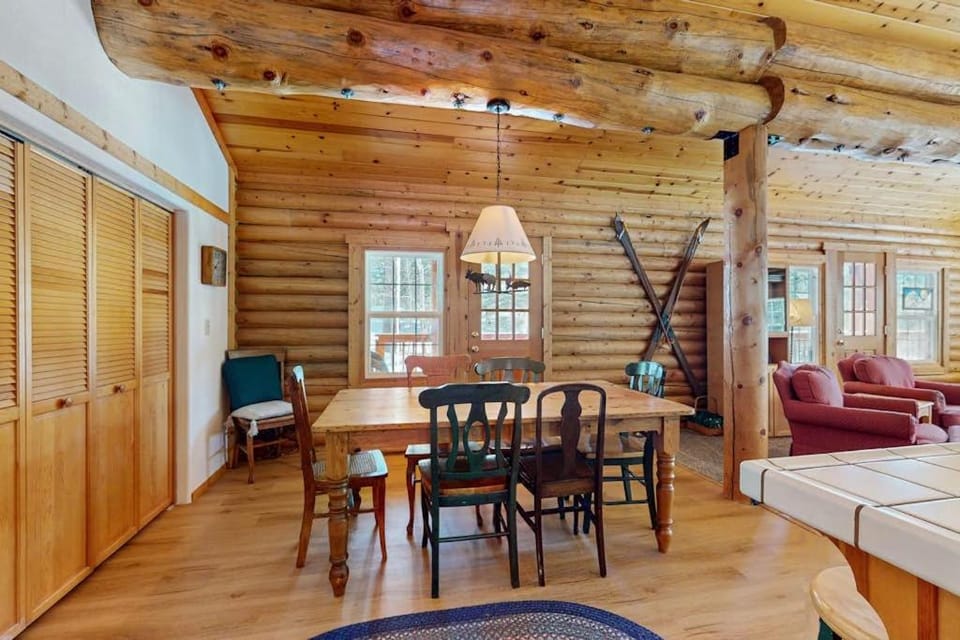 Log Cabin across from Adventure Center 10 min to Truckee & Lake Donner wifi Cabin in Truckee