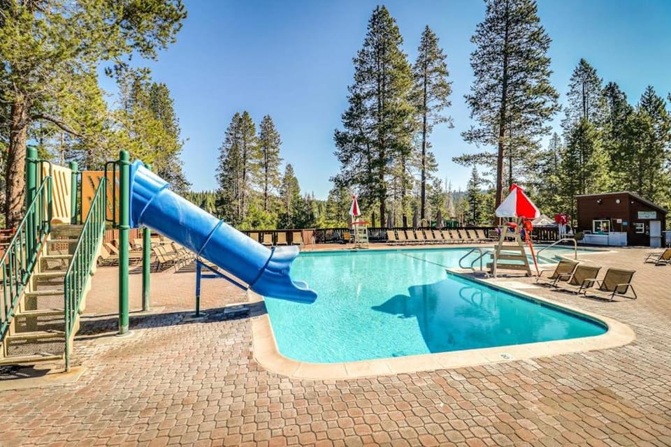 Cozy studio condo with kitchenette deck WiFi & nearby activities Apartment in Truckee