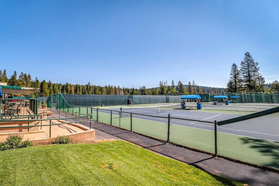 Cozy studio condo with kitchenette deck WiFi & nearby activities Apartment in Truckee