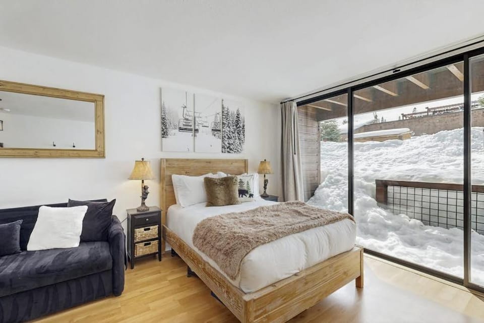 Cozy studio condo with kitchenette deck WiFi & nearby activities Apartment in Truckee