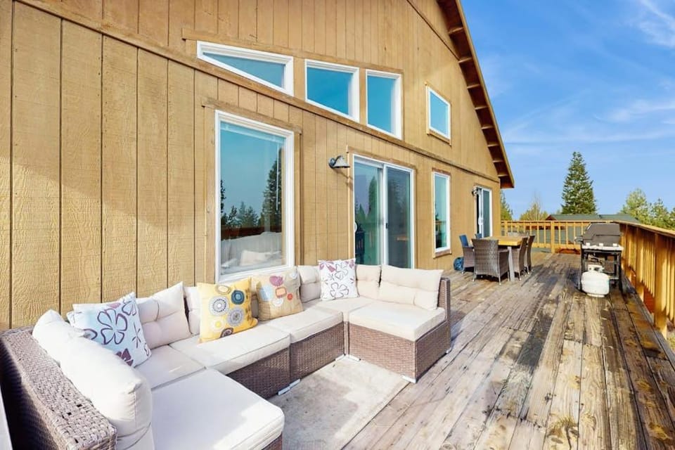 Pristine Family and Dog Friendly Mountain Home with Deck BBQ W&D House in Truckee