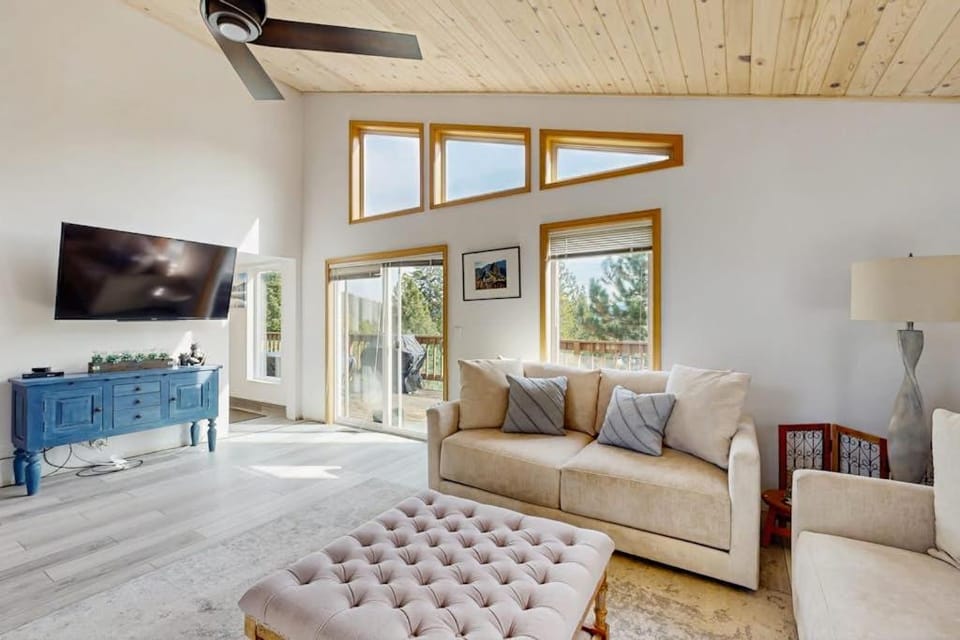 Pristine Family and Dog Friendly Mountain Home with Deck BBQ W&D House in Truckee