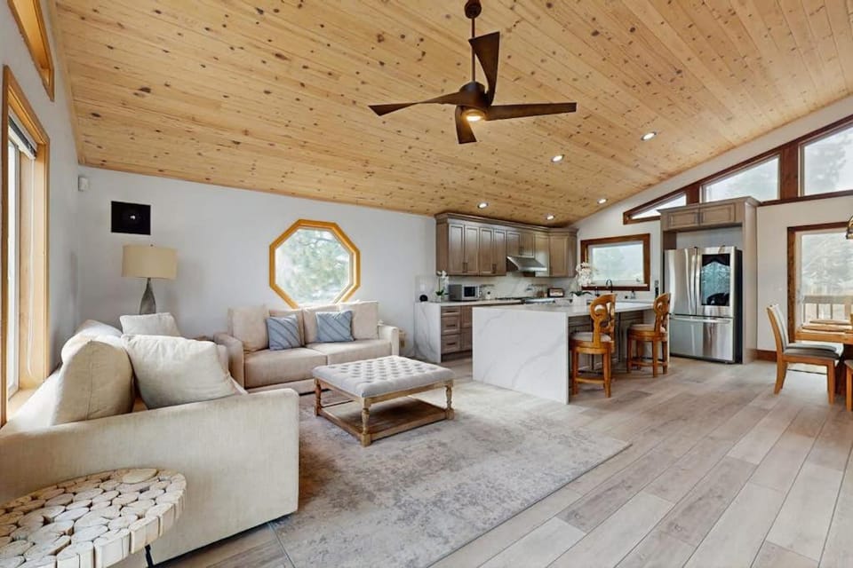 Pristine Family and Dog Friendly Mountain Home with Deck BBQ W&D House in Truckee