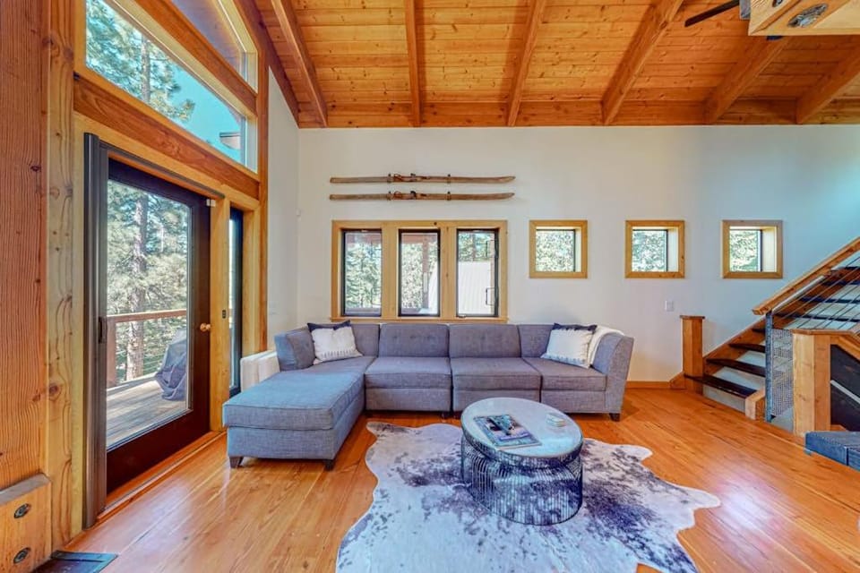 Mountain cabin with amazing views hot tub office & Pac-Man arcade near skiing Cabin in Tahoe Vista