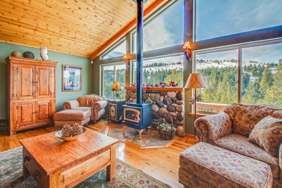 Elegant Mountain Retreat Shared Hot Tub Pool & Resort Amenities - Near Beach House in Truckee