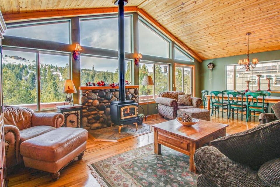 Elegant Mountain Retreat Shared Hot Tub Pool & Resort Amenities - Near Beach House in Truckee