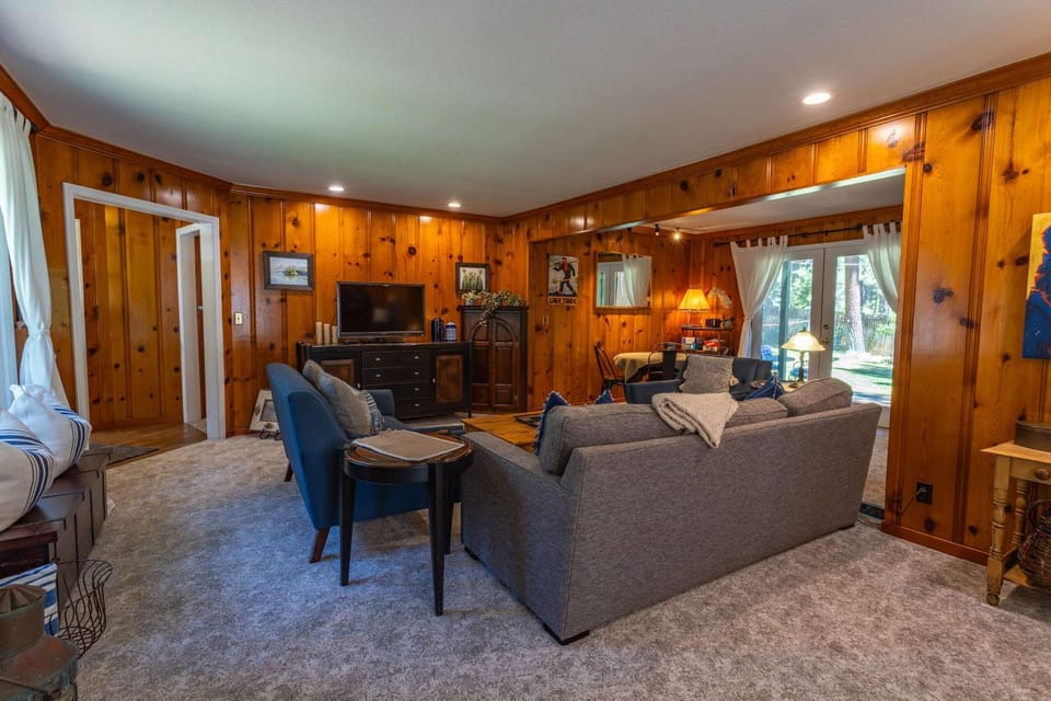 Welcoming home near the lake with furnished deck & large enclosed yard House in Tahoe Vista