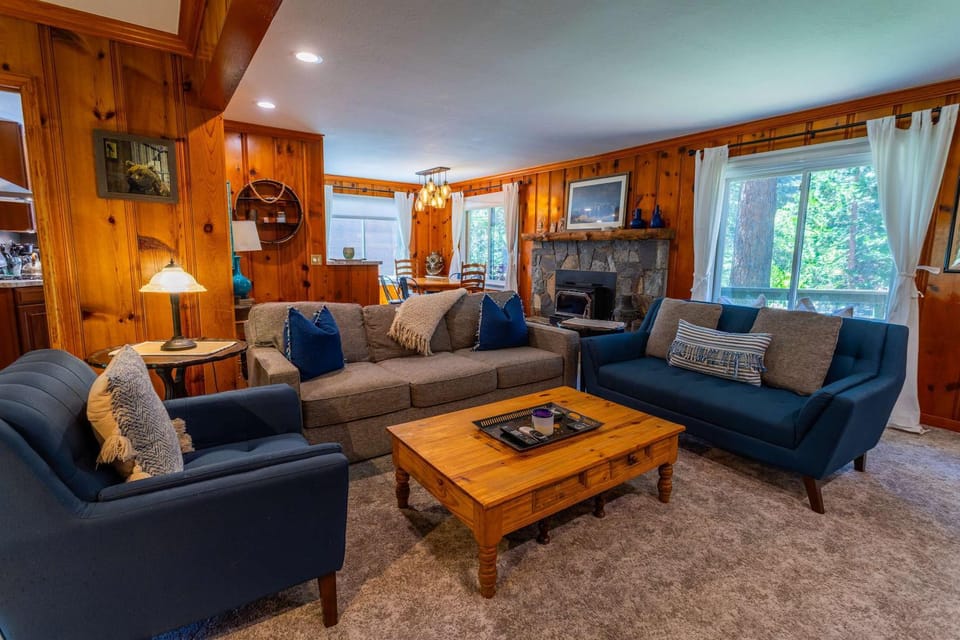 Welcoming home near the lake with furnished deck & large enclosed yard House in Tahoe Vista