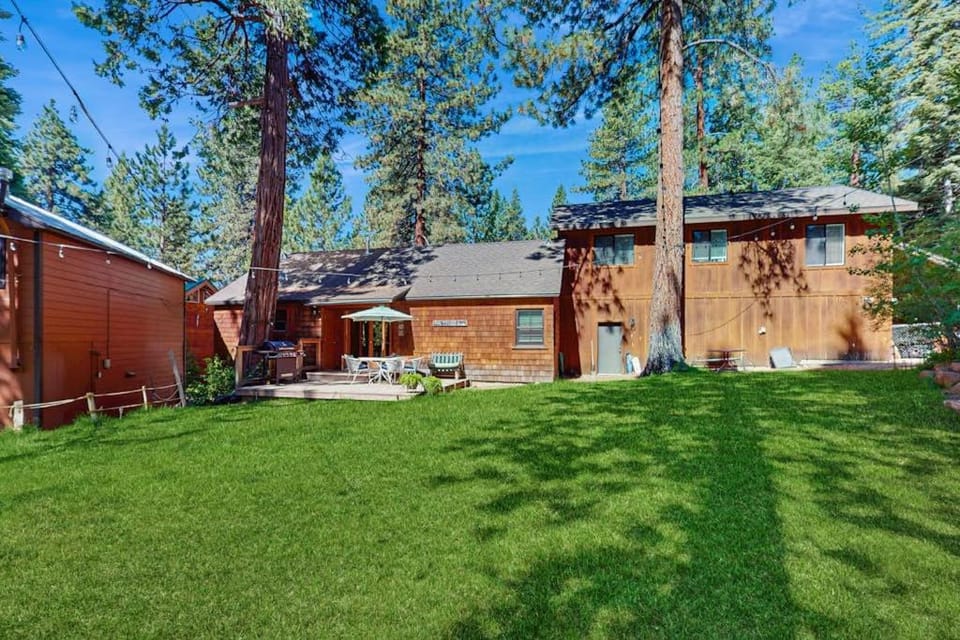 Welcoming home near the lake with furnished deck & large enclosed yard House in Tahoe Vista