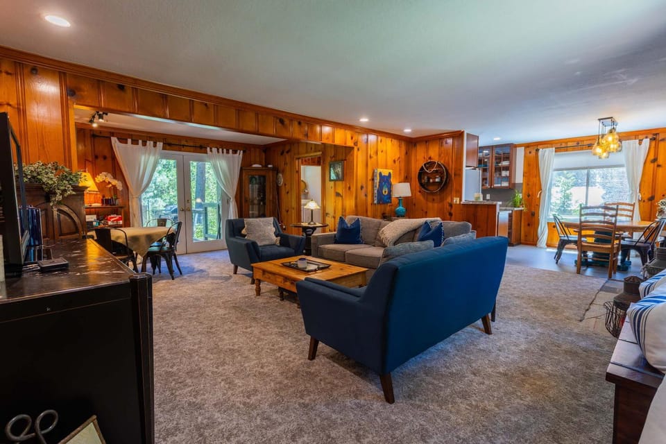 Welcoming home near the lake with furnished deck & large enclosed yard House in Tahoe Vista
