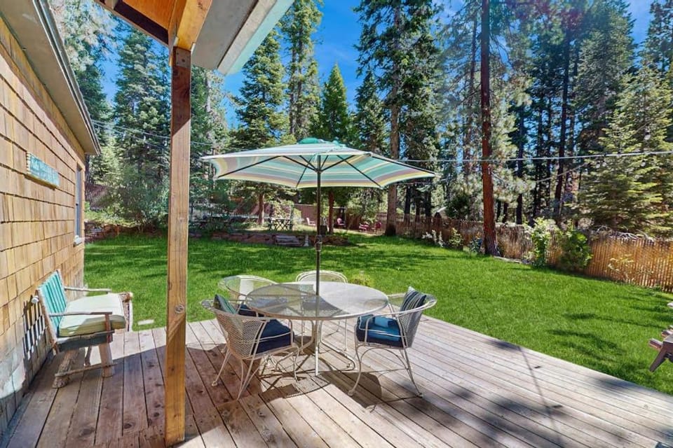 Welcoming home near the lake with furnished deck & large enclosed yard House in Tahoe Vista