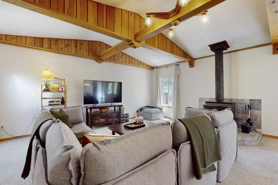 Conveniently located home with fully stocked kitchen W&D fast wifi & loft House in Truckee