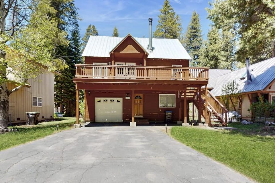 Conveniently located home with fully stocked kitchen W&D fast wifi & loft House in Truckee