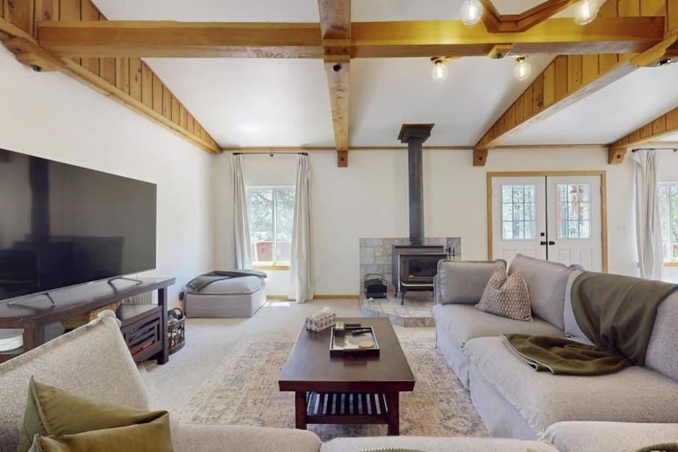 Conveniently located home with fully stocked kitchen W&D fast wifi & loft House in Truckee