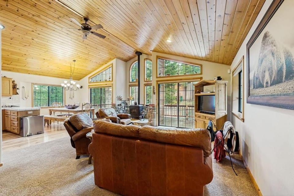 Charming mountain home with game room decks and stunning views House in Truckee
